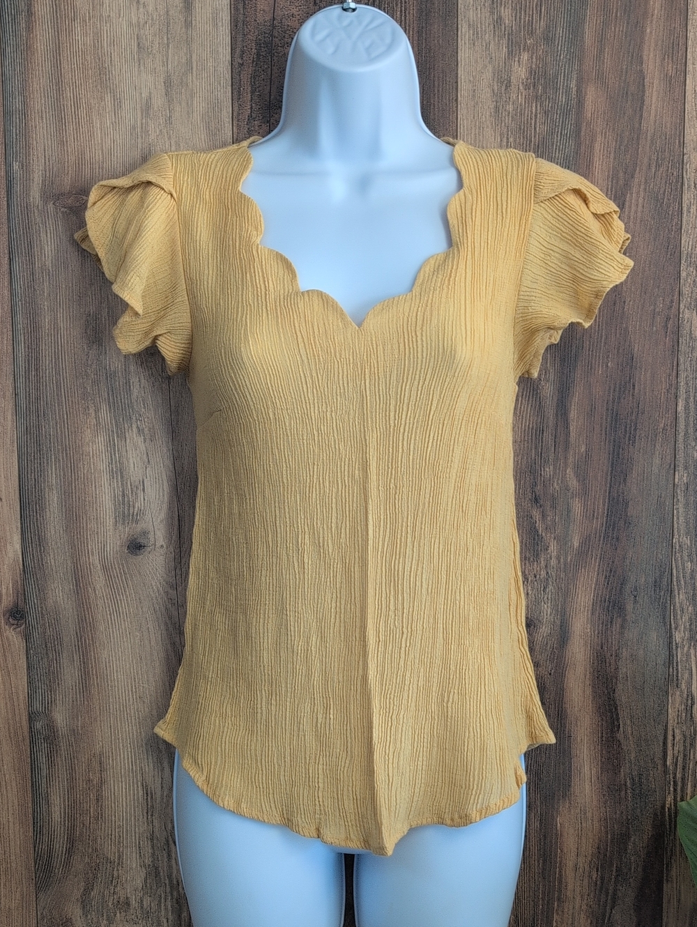 mine Mustard Scalloped V-Neck Flutter Sleeve Top M        841A